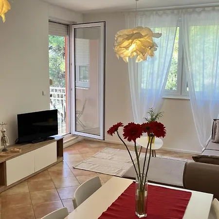 Apartment Kastanija With Balcony And Sea View Karpinjan